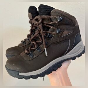 Columbia WOMENS Hiking Boots SIZE 6